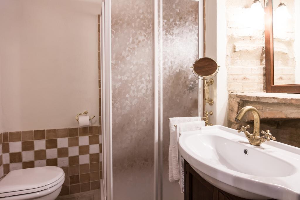 Domus In Castro Bed and Breakfast Montecchio  Rum bild