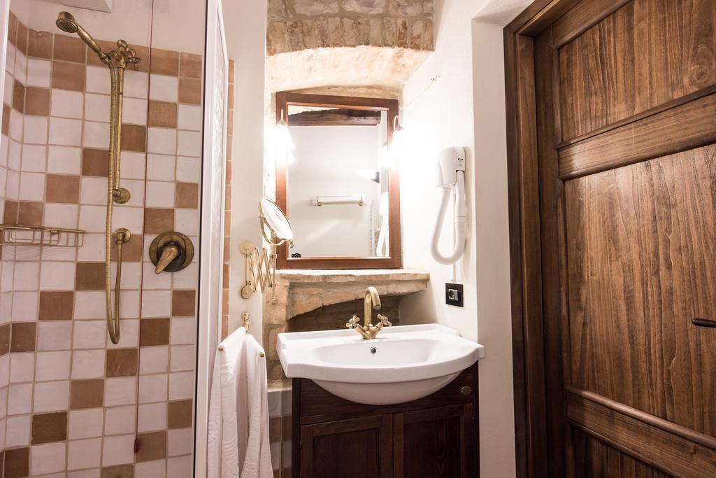 Domus In Castro Bed and Breakfast Montecchio  Rum bild